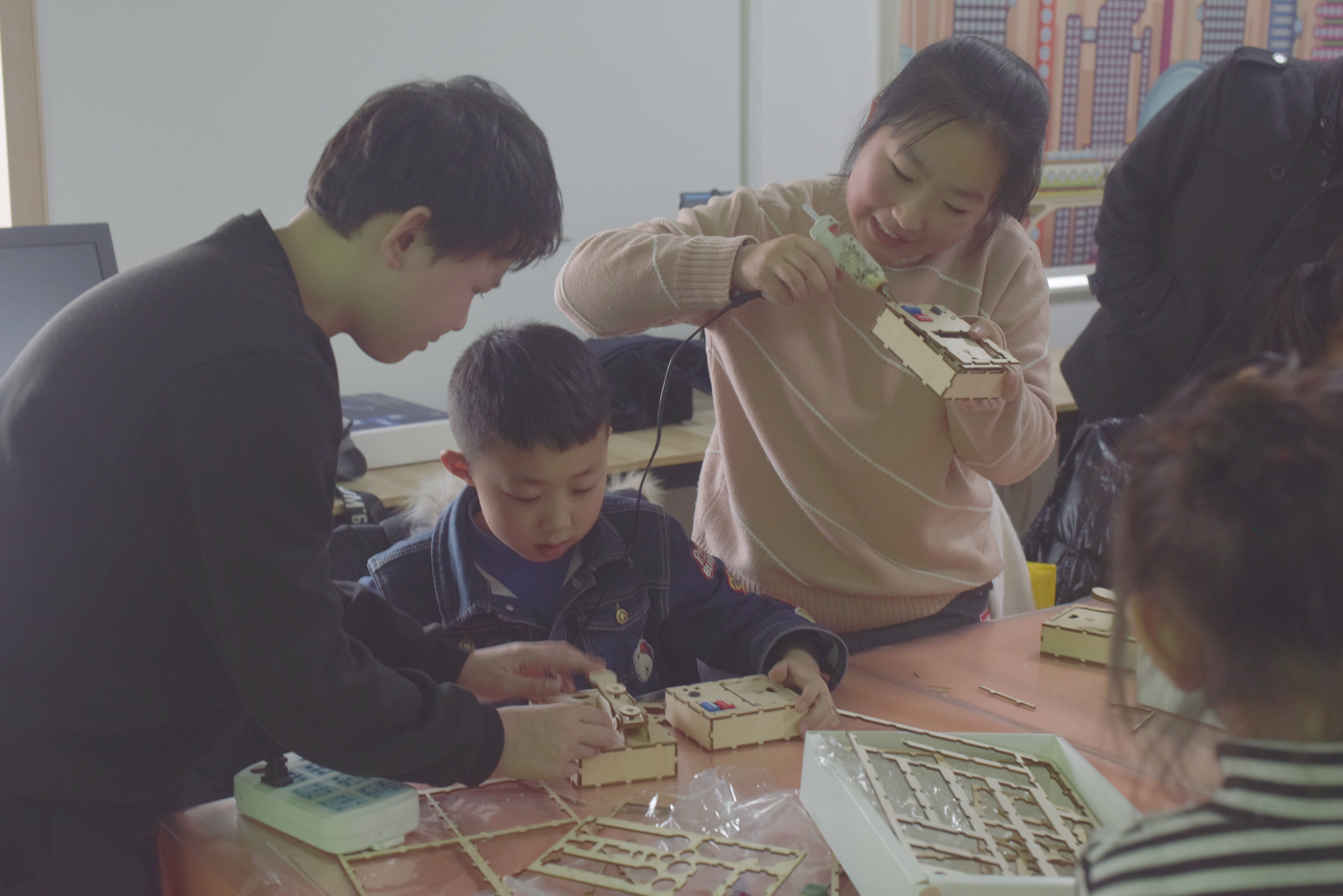 科普活動“一起來做電報機”