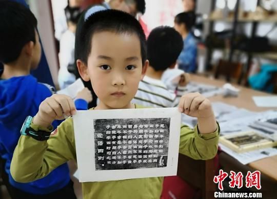 蘭州小學(xué)生“活字印刷”唐詩(shī)宋詞 DIY專屬“第一本書”